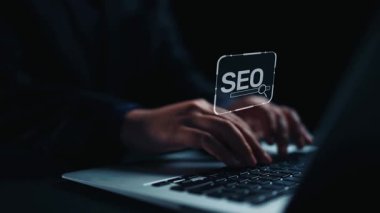 SEO görünürlüğünü geliştirmek için SEO konsepti, SEO ile ilgili dijital araçlar ve SEO performans simgeleri stratejik pazarlama için odaklanmış bir planda gösteriliyor. Elide