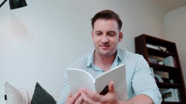 Kanepede oturan orta yaşlı bir adam, sosyal ve hayal gücü ile ilgili fantezi kurgu kitapları okurdu. Çocukları akıllı bir baba olmak için yetiştirirdi. Hayat boyu öğrenme konsepti. Uyumsuzluk.