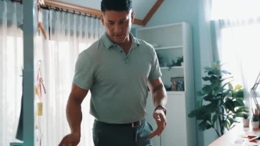 İşadamı logosu grafiği çizerken proje yöneticisinin birlikte çalışıp renk paletlerine bakarak beyin fırtınası yapma fikrini kapatın. Rengi birlikte seçen profesyonel bir iş adamı. Sempozyum.