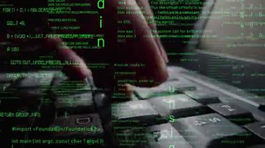 Bilgisayar klavyesinde çalışan ve soyut program kodları ve bilgisayar betiği gösteren bir adam tarafından bilgisayar programlama ve yazılım geliştirmenin yaratıcı görüntüsü