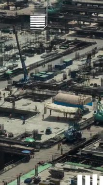 Otomasyon konseptini ve uzaktan kablosuz makine kontrolünü gösteren bir bilgisayar yazılımında fütüristik HUD kullanarak inşaat teknolojisi konsepti üzerinde değişiklik grafiği içeren konsept .