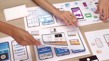 Mobil uygulama ya da web sitesi için kullanıcı arayüzü prototipi planlayan şirket çalışanlarının panorama videosu. UX UI tasarım beyin fırtınası kullanıcı dostu arayüz planı tasarlıyor. Sinerjik