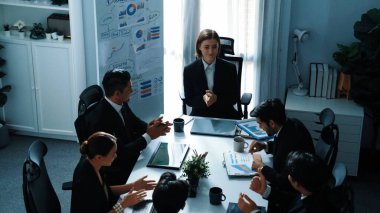 Profesyonel yönetici görüşü, çeşitli iş adamlarından oluşan bir grup başarılı projeyi dinlerken ve el çırparken çeşitli takımlara satışların arttığını gösteriyor. Müdürlük.