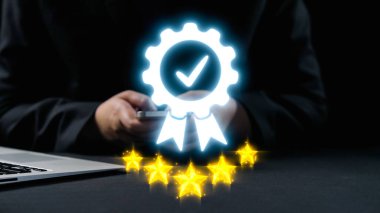 Çağdaş bir iş bağlamında kalite güvencesi ve müşteri memnuniyetini sembolize eden, işaret işareti ve parlayan yıldızların yer aldığı büyüleyici bir dijital rozet. Dörtgen