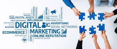 Yapboz parçalarını bir araya getirmek için birlikte çalışan ellerin dinamik bir görüntüsü, dijital pazarlamada çeşitli kavramları, etkili reklamları ve büyüme için çevrimiçi stratejileri temsil ediyor. Dostluk