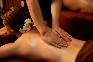 Kafkas çift müşterileri stres önleyici spa masajının keyfini çıkarıyorlar ve lüks otel veya otellerde sıcak mum ışığında güzellik derisi eğlenceleriyle şımartıyorlar. Sessiz.