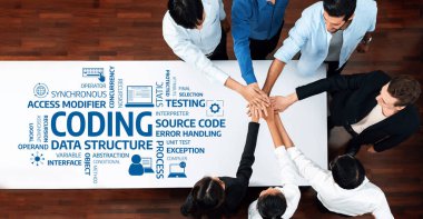 Dinamik bir ekip, veri yapıları ve hata işleme gibi kodlama kavramlarını gösteren bir masa etrafında işbirliği yapar. Teknoloji, iş ve takım çalışması temaları için ideal. Dostluk