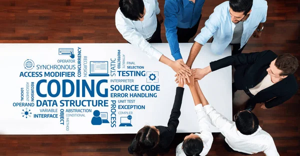 Dinamik bir ekip, veri yapıları ve hata işleme gibi kodlama kavramlarını gösteren bir masa etrafında işbirliği yapar. Teknoloji, iş ve takım çalışması temaları için ideal. Dostluk