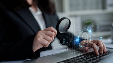 Biyometrik kilit ve veri korumasıyla siber güvenlik sistemi arayüzü. Siber güvenlik erişim, kimlik, siber güvenlik tehditleri önler ve siber güvenlik dijital sistemleri destekler. Latch
