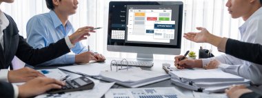 İş zekası ve veri analizi kavramı. Analizci ekibi laptop ekranında finansal veri analizi üzerinde çalışıyor. Etkili iş stratejik planlama için pazarlama göstergesi olarak. İçgörü