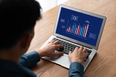 İş veri paneli, pazarlama stratejisi planlaması için iş zekası analizi sunar. Müşteri taleplerini analiz etmek ve iş dünyasının geleceğini önceden görmek için büyük veriler sunulur.