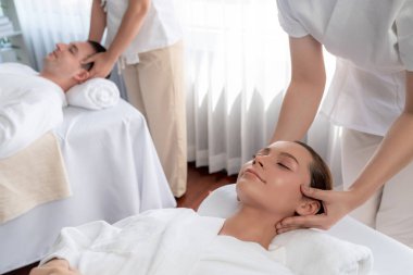 Kafkasyalı çift stres önleyici kafa masajının keyfini çıkarıyor ve lüks otellerde ya da otel spa salonlarında gündüz kaplıcalarında yüz güzelliği eğlencelerini şımartıyor. Sessiz.