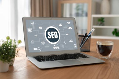 Model e-ticaret için SEO arama motoru optimizasyonu ve bilgisayar ekranında gösterilen çevrimiçi perakende işi