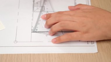 Akıllı mimar ya da akıllı mühendisin ölçüm aracı ve el yazısı tasarımı kullanarak mimari ofisteki inşaat doğruluğu için ayrıntılı bir tasarım videosu. Eline odaklan. - Yakın çekim. Tanımlama.