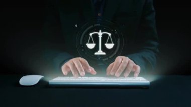 Adalet ölçeğini gösteren fütürist dijital hukuk arayüzü, dijital hukukun altını çizen, AI uyumu, dijital hukuk sistemleri ve güvenli yönetim için dijital hukuk düzenlemeleri. Elide