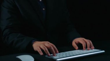 Siber tehditlere karşı siber güvenlik ve siber güvenlik stratejileri, sistem hacklemeleri, dijital ihlaller, ağ saldırıları ve güçlü siber güvenlik altyapısına sahip verilerin korunması. Elide