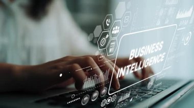 Ofis ortamında dizüstü bilgisayardaki Veri Görselleştirme ve Analiz Arayüzü ile Modern İş Zekası kavramı. Asemptotik akıllı veri analitiği.