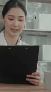 Hevesli ofis çalışanları ofis işyerindeki başarılarını kutluyorlar. Bilgisayarlı bir masada iş birliği yapan ve başarı elde eden meslektaşlar. İki iş kadını işlerinden memnun..