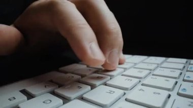 Bilgisayar klavyesinde parmaklarıyla daktilo eden hızlandırılmış yakın çekim adam. Makro yumuşak odaklı bebek çekimi. Bilgisayar programlama, mesajlaşma çevrimiçi mesajlaşma ve çevrimiçi pazarlama işi hiperhız kavramı. Topla