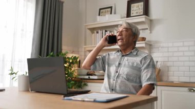 Stresli üst düzey yönetici, akıllı telefon kullanarak ve pazarlama stratejisi planlayarak meslektaşıyla konuşuyor. İş adamı raporları kontrol ediyor ve evdeyken meslektaşını arıyor. Uzaktan kumanda çalışıyor. Myrmidon.