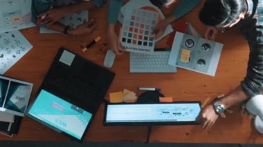 Ekip toplantısına katılıp fikir hakkında konuşurken proje yöneticisinin yazma fikrinin en üst görüntüsü. Renk paletine bakarken ve kağıda fikir yazarken profesyonel tasarımcı logosu. Sempozyum.