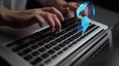 Küresel ağ bağlantısı görselleştirmesi veri alışverişini, dijital bağlantıyı, dünya çapında iletişimi gösteriyor. Dünya çapında bölgeleri birbirine bağlayan küresel veri akışı ve dijital ağ altyapısı. Thunk