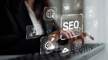 SEO görünürlüğünü geliştirmek için SEO konsepti, SEO ile ilgili dijital araçlar ve SEO performans simgeleri stratejik pazarlama için odaklanmış bir planda gösteriliyor. Muxer