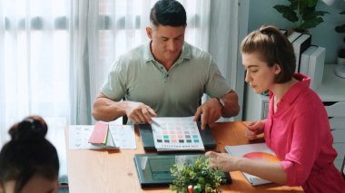 Proje yöneticisinin yukarıdan aşağı görüntüsü toplantıda paletleri tutarken sunulan fikir. Yetenekli iş adamları pazarlama stratejisini tartışıyor ve planlıyor. Fikir seçen bir grup iç mimar. Sempozyum.