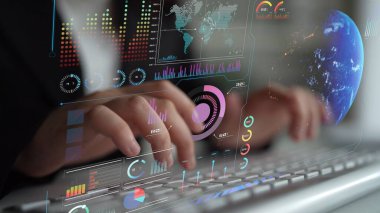 Dünya çapında dijital iletişimi, veri alışverişini ve internet bağlantısını gösteren yüksek teknolojili küresel ağ bağlantı arayüzü. Küresel bağlantı, veri etkileşimi ve dünya çapında iletişim. Thunk