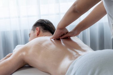 Kafkas erkek müşteri stres önleyici spa masajının keyfini çıkarıyor ve lüks otel veya oteldeki gündüz açık hava ortamında güzellik derisi eğlencesi ile şımartıyor. Sessiz.