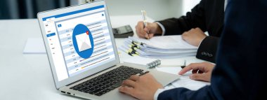 Bilgisayar ekranında canlı gösteren e-posta bildirim iletisi. Dijital pazarlama iletisi bilgi metni iş dünyasından müşteriye