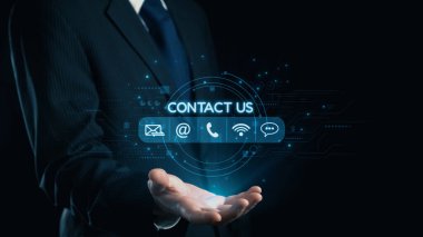 Günümüz şirketleri için modern iletişim stratejilerini gösteren e-posta, telefon ve sohbet seçenekleri de dahil olmak üzere dijital temas ikonları sunan profesyonel bir işadamı. Dörtgen