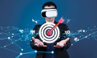 İş adamı müşteri hedef gruplarını belirlemek için verileri analiz eder, pazarlama stratejilerini rafine eder. Her hedef grubun özel ihtiyaçlarını karşılamak için iletiler gönderiliyor. EIDE