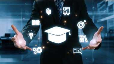 Modern bir çalışma alanında dijital simgelerle eğitim ve yenilik sergileyen bir iş adamı. Gelişmeyi ve başarıyı sembolize eden öğrenme kavramlarının görsel bir karışımı. Dörtgen