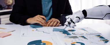 Bir iş toplantısı sırasında insan zekası ve robot yardımının eşsiz bir karışımı. Zarif bir ofis ortamında veri analizine ve grafiklere odaklanıyor. Noogenesis