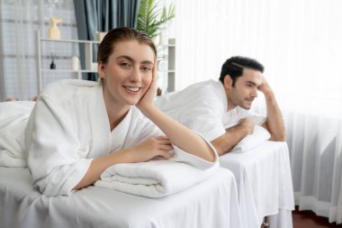 Kafkas çift müşterisi stres önleyici spa masajının keyfini çıkarıyor ve lüks otel veya oteldeki gündüz açık hava ortamında güzellik teniyle eğleniyor. Sessiz.