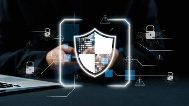 Bir kalkan ikonu, veri koruma unsurları ve ağ güvenliği ve mahremiyetinin önemini vurgulayan teknoloji kavramlarının yer aldığı dijital siber güvenliğin görsel bir temsili. Dörtgen