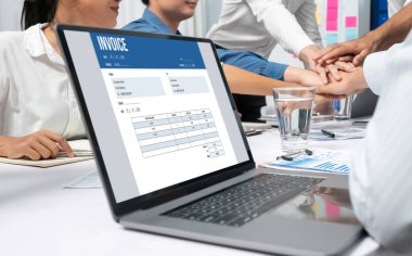 Muhasebe uygulamasından gelen fatura bilgisayar ekranında. Şirket işlerinin finans ve bütçesi için bilgisayar programı. canlı.