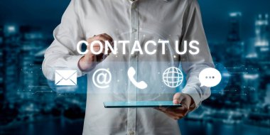 E- posta, web, telefon ve mesaj simgelerini gösteren UI konsepti. İletişim ve destek simgeleri iş iletişimini düzene sokmaya ve müşteri iletişim deneyimini geliştirmeye yardımcı olur. Eğri