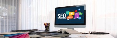 SEO arama motoru optimizasyonu bilgisayar ekranında canlı e-ticaret ve çevrimiçi perakende ticaret için