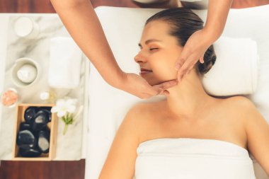 Panorama 'da kadınların stres önleyici kafa masajından ve lüks tatil beldesi veya otel spa salonundaki modern ışık ortamında yüz güzelliği eğlencelerini şımartmaktan hoşlandığı bir manzara var. Sessiz.