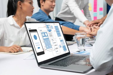 Hareketli mobil uygulama ve web sitesi için UX UI tasarım süreci. Profesyonel uygulama geliştiricisi için kablo grafiğinin yaratıcı prototipi .