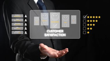 İş adamı müşteri memnuniyet değerlendirmesi verilerini analiz eder ve hizmet kalitesini artırmaya çalışır. Müşteri memnuniyeti ve sadakatini arttırmak için koz değerlendirmeleri. EIDE