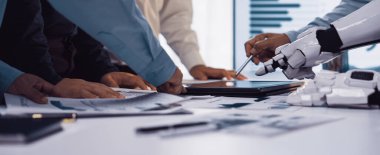 İnsan ellerinin robot kolla işbirliği yaptığı, verileri analiz ettiği ve grafikler ve grafiklerle çevrili planlar yaptığı dinamik bir çalışma alanı. Noogenesis