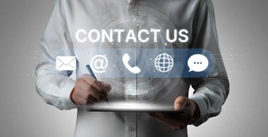 E- posta, web, telefon ve mesaj simgelerini gösteren UI konsepti. İletişim ve destek simgeleri iş iletişimini düzene sokmaya ve müşteri iletişim deneyimini geliştirmeye yardımcı olur. Eğri