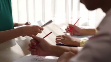 Girişimci şirket çalışanları birlikte çalışır, finansal veri raporlama ve planlama stratejisi, panorama videosundaki yaratıcı iş başarısı için pazarlama içeren renkli BI gösterge panelini analiz eder. Sinerjik