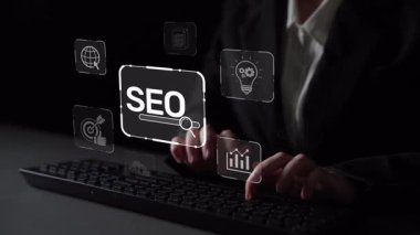 SEO görünürlüğünü geliştirmek için SEO konsepti, SEO ile ilgili dijital araçlar ve SEO performans simgeleri stratejik pazarlama için odaklanmış bir planda gösteriliyor. Muxer