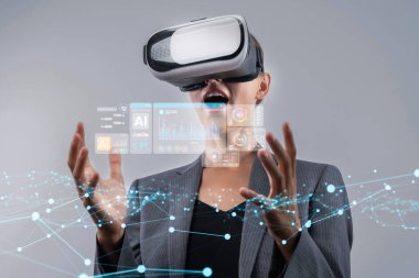 VR kulaklık takan bir kişi gelişmiş veri analizi ve yapay zeka özellikleriyle karşılaşır. Sahne, yenilik ve teknolojiye odaklı fütüristik bir iş ortamı tasvir ediyor. XDMCP