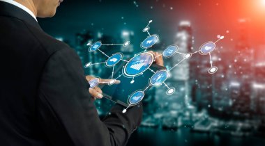 Bir iş adamı, finansal veri ve teknoloji ikonlarının sergilendiği dijital tabletle etkileşime girerken, arka planda modern finans ve yeniliği sembolize eden canlı bir şehir silueti de bulunuyor. Tessel