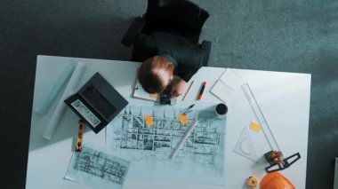 Planı ölçmek için cetvel ve ekipman kullanan inşaat mühendisinin en üst görüntüsü. Yapışkan notlar ve hesap makinesiyle bina inşaatı üzerinde çalışırken çalışan mimar. Hizalama.